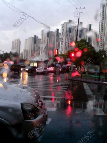 下雨天图片