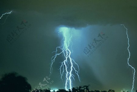闪电风暴图片