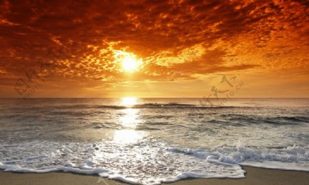 夕阳海浪沙滩图片