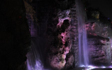 假山喷泉夜景图片