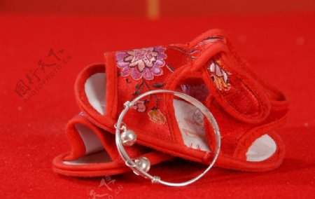 儿童红色绣花鞋图片