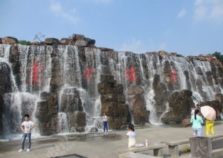 东方绿舟瀑布喷泉图片
