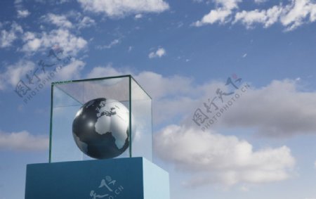 玻璃柜中的地球图片