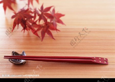 枫叶和筷子图片