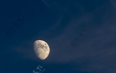 傍晚的月亮图片