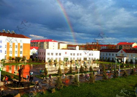 校园雨中彩虹图片