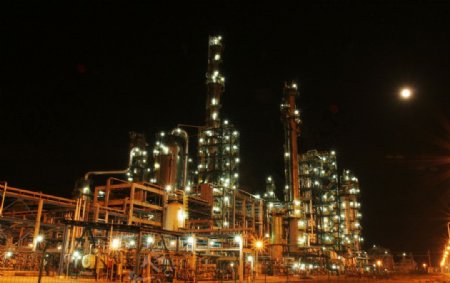 炼油厂美丽夜景图片