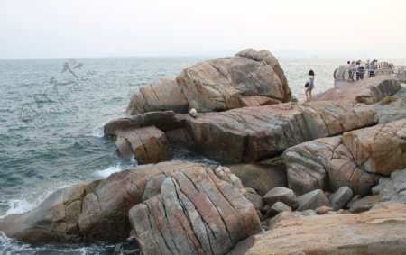 海边大岩石图片