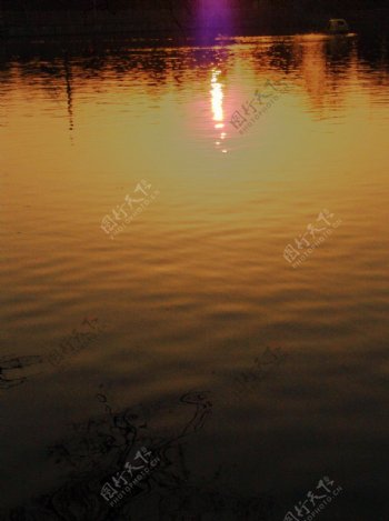 湖面光影图片