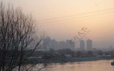 河畔清晨图片