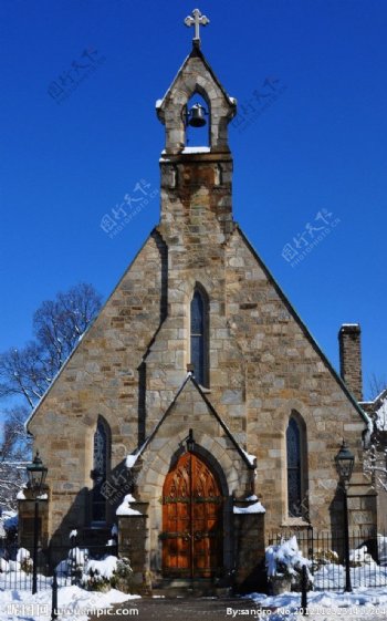落雪的教堂图片