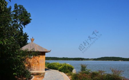 燕子湖的竹楼图片