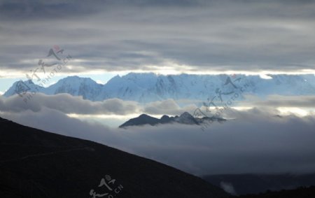 南迦巴瓦峰冰山日出图片