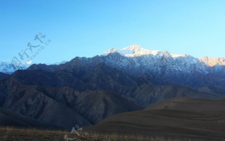 阿尔金山雪景图片