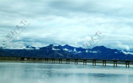 雪山圣湖图片