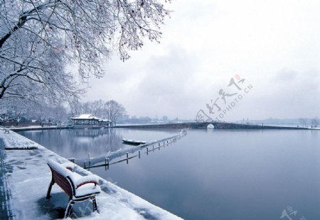 雪裹湖水图片