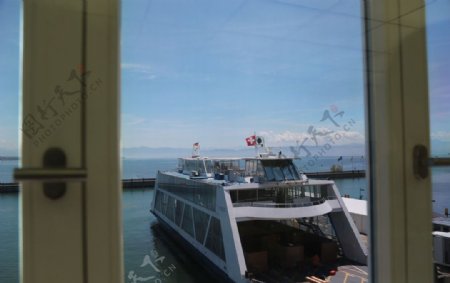 瑞士蓝天和海游艇图片