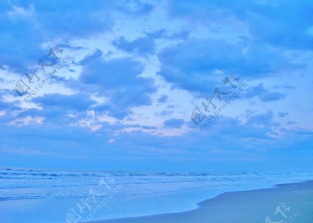 海天一色沙滩图片
