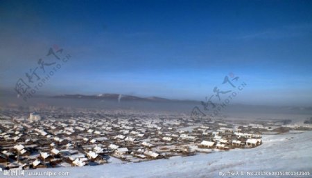 冬天载波站俯瞰山下图片