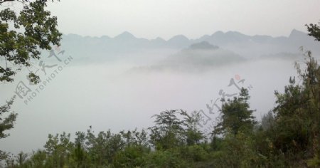 山与雾图片