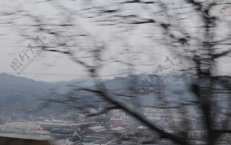 行驶中的风景图片