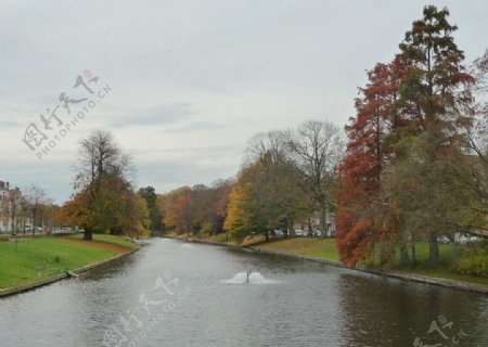 世界文化遗产比利时布鲁日河边秋色图片