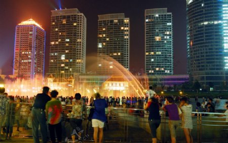 游人观海滨广场的喷泉图片