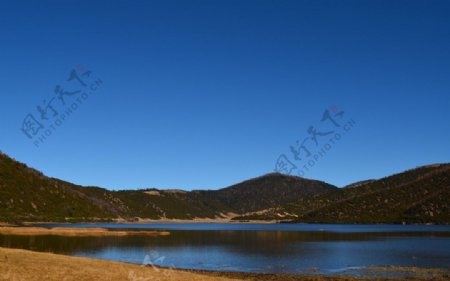 云南普达措蓝天下迷人的属都湖图片