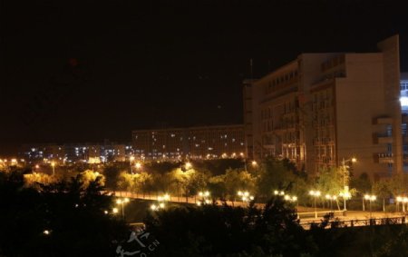 夜晚的城建学院图片