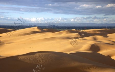 金色的沙漠和达拉特旗电厂图片