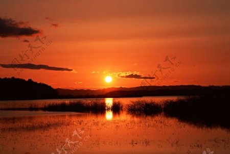 夕阳落日湖水图片