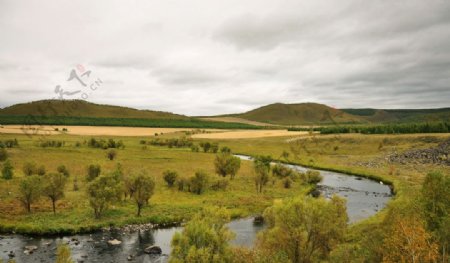 草原上的河流图片
