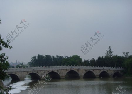 七桥翁大桥侧景图片