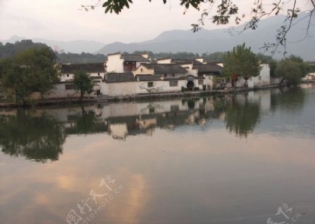 水波荡漾看宏村图片