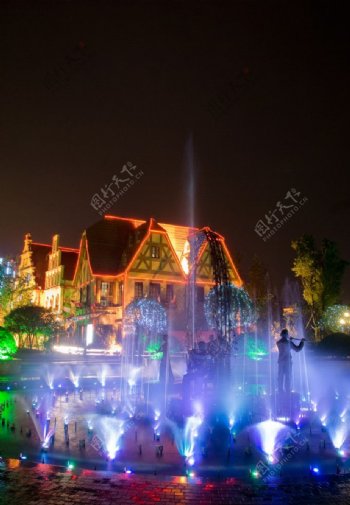 成都南湖度假区欧式风情街音乐喷泉夜景图片