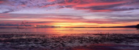 海边夕阳红霞图片
