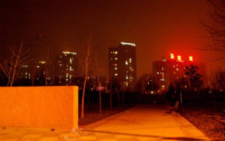 郑州东风渠圣菲城夜景图片