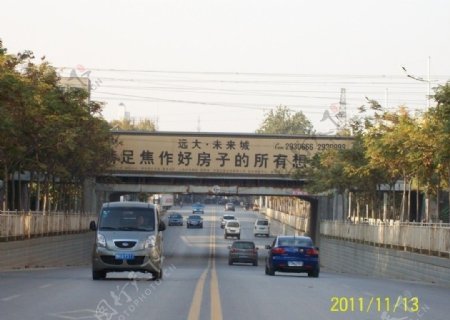 铁路桥广告牌图片