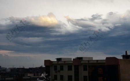 小镇上空云层图片
