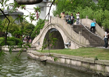 流水上的石拱桥图片