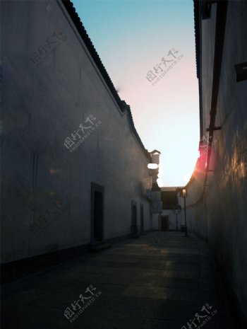 小巷夕阳图片