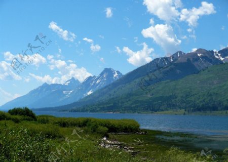 湖泊山峰美景图片