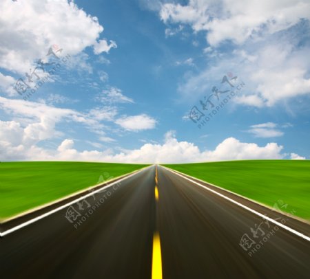 天空下的高速公路图片
