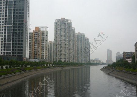 河边高楼图片