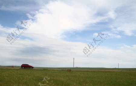 草原红色汽车图片