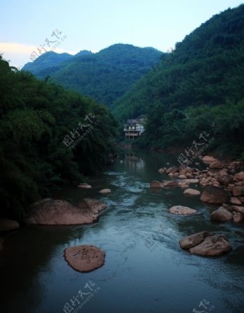 溪流石滩图片