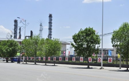炼油厂烟囱路灯白云蓝天图片