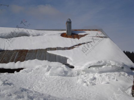 屋顶上的积雪图片