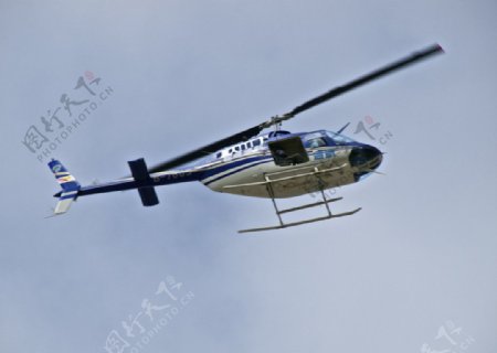 飞行中的直升飞机图片