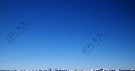 蓝天下的雪山图片
